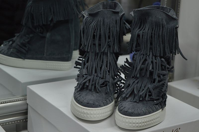 L'ESTROSA OBŁĘDNE SNEAKERSY FRĘDZLE NOWOŚĆ HIT ! L'ESTROSA OBŁĘDNE SNEAKERSY FRĘDZLE NOWOŚĆ HIT !