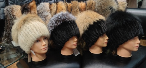 CZAPKA Z NATURALNEGO FUTRA Z NOREK I POMPONEM Z JENOTA LUB SREBRNEGO LISA ROZMIAR UNIWERSALNY