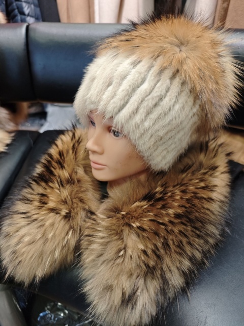 CZAPKA Z NATURALNEGO FUTRA Z NOREK I POMPONEM Z JENOTA LUB SREBRNEGO LISA ROZMIAR UNIWERSALNY