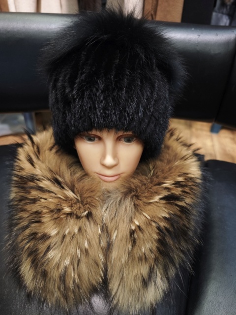 CZAPKA Z NATURALNEGO FUTRA Z NOREK I POMPONEM Z JENOTA LUB SREBRNEGO LISA ROZMIAR UNIWERSALNY