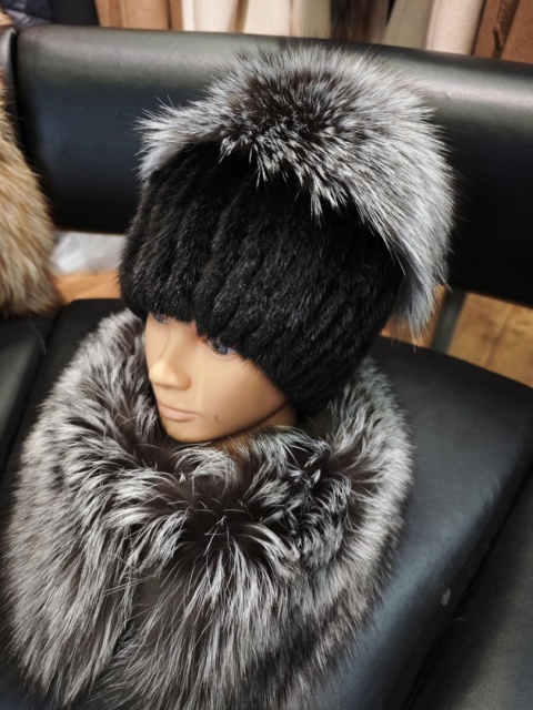 CZAPKA Z NATURALNEGO FUTRA Z NOREK I POMPONEM Z JENOTA LUB SREBRNEGO LISA ROZMIAR UNIWERSALNY