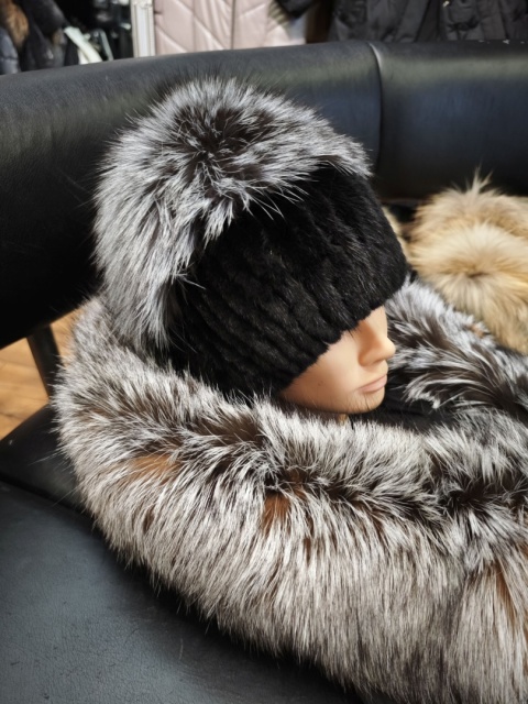 CZAPKA Z NATURALNEGO FUTRA Z NOREK I POMPONEM Z JENOTA LUB SREBRNEGO LISA ROZMIAR UNIWERSALNY