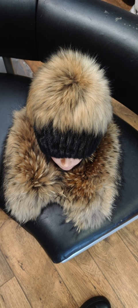 CZAPKA Z NATURALNEGO FUTRA Z NOREK I POMPONEM Z JENOTA LUB SREBRNEGO LISA ROZMIAR UNIWERSALNY