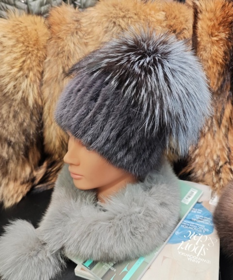 CZAPKA Z NATURALNEGO FUTRA Z NOREK I POMPONEM Z JENOTA LUB SREBRNEGO LISA ROZMIAR UNIWERSALNY