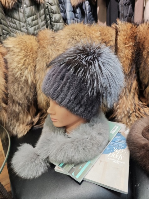 CZAPKA Z NATURALNEGO FUTRA Z NOREK I POMPONEM Z JENOTA LUB SREBRNEGO LISA ROZMIAR UNIWERSALNY
